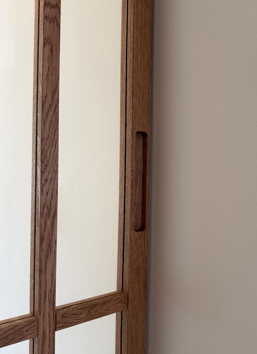 Maatwerk greep op een eiken massief houten schuifdeur met glas