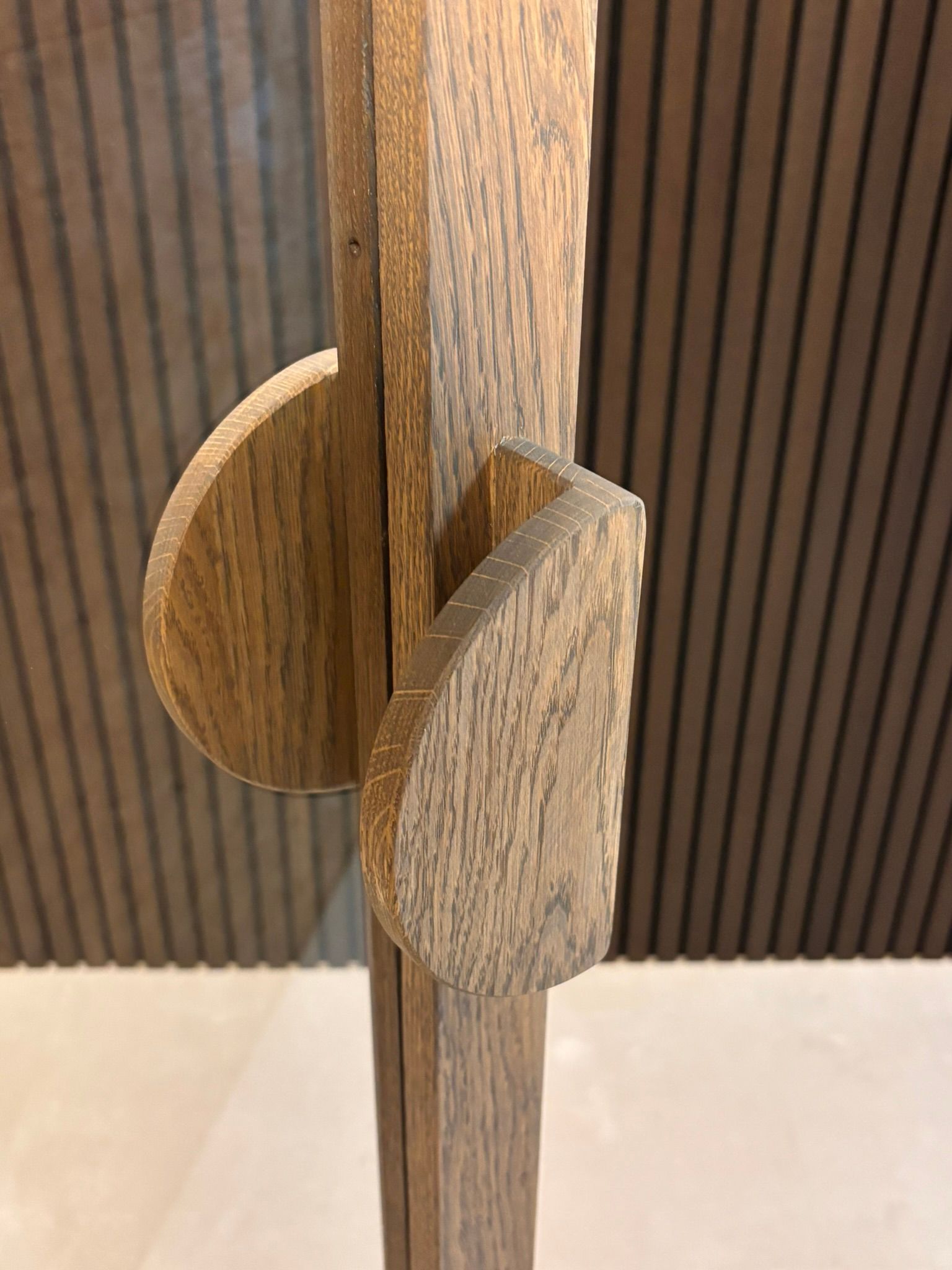 Maatwerk eiken maangreep op eiken scharnierdeur met glas