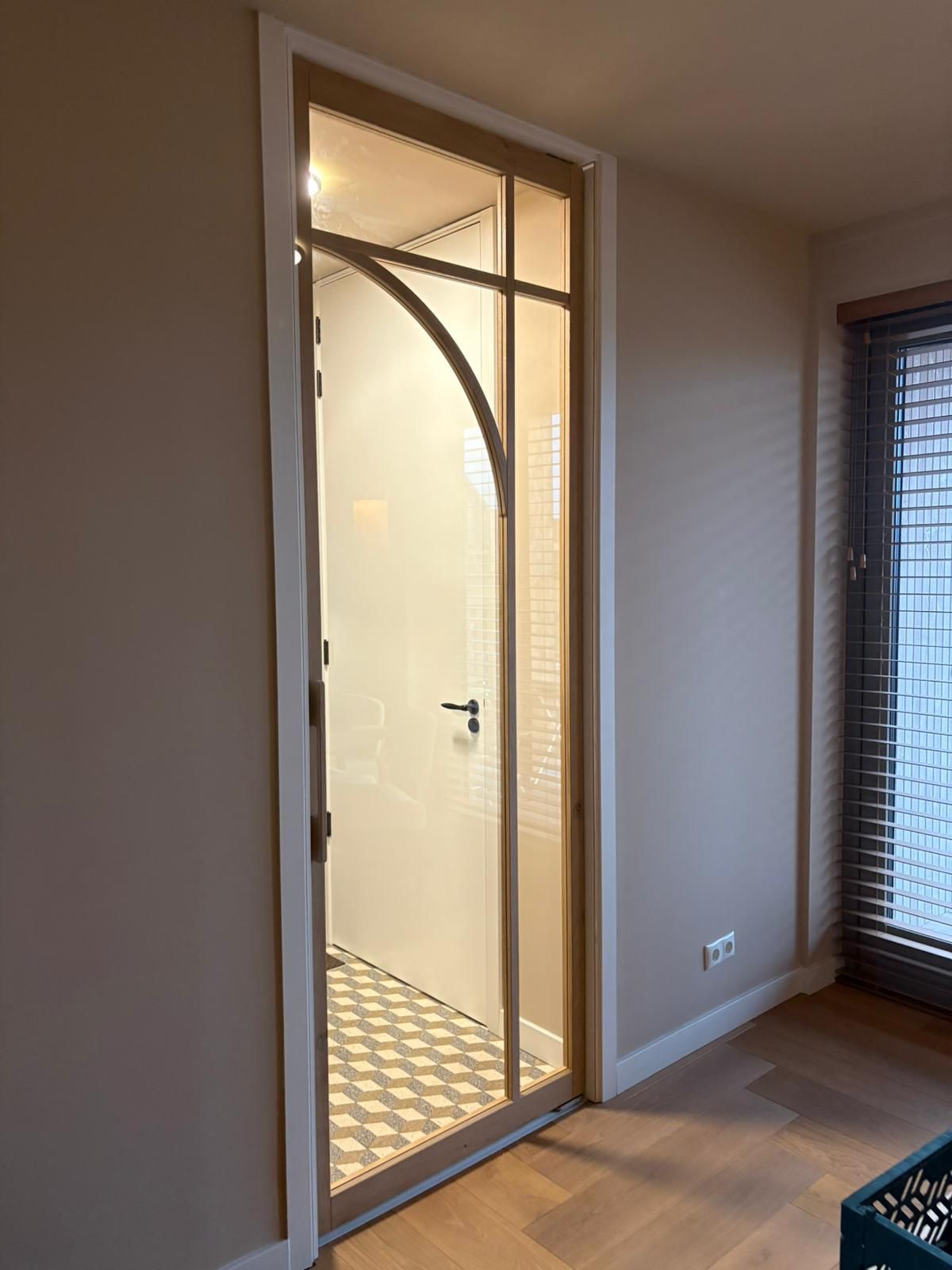 Eiken taatsdeur met helder glas, voorzien van een kruisverdeling en boog.