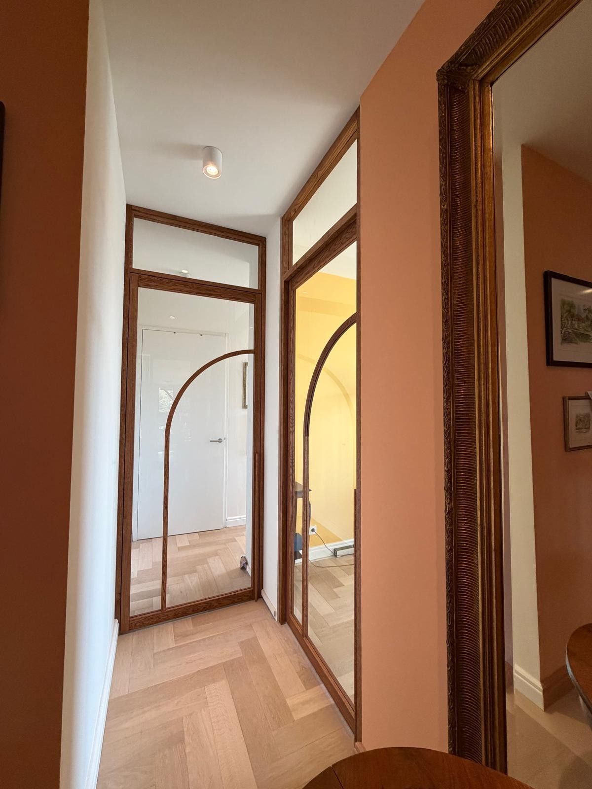 Maatwerk eiken binnendeur met glas, voorzien van een bovenlicht. Hierdoor kunnen er wel deuren gemaakt worden van 300 cm hoog.