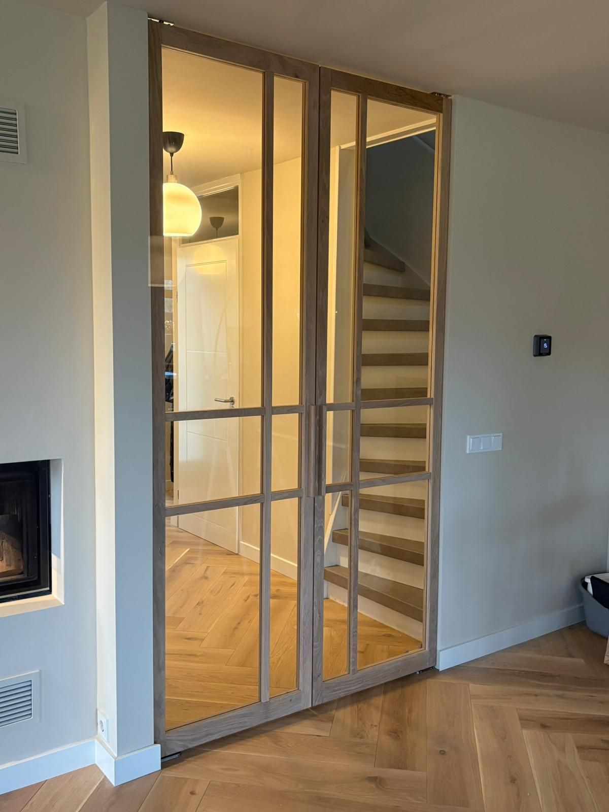 Eiken dubbele binnendeur met glas voorzien van een strakke 6-vlaks verdeling. Deuren zijn uitgevoerd met een hoekhandgreep voor een strakke afwerking.