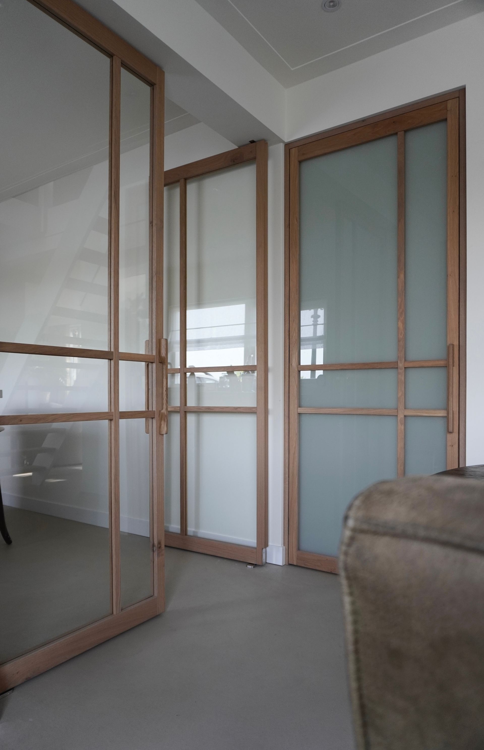 Dubbele eiken taatsdeur met glas op maat gemaakt. Eikenhout afgewerkt in donkere walnoot kleur.