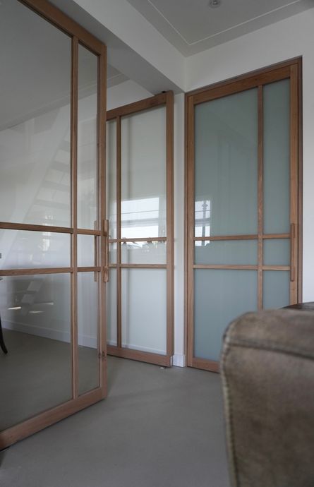 Dubbele eiken taatsdeur met glas op maat gemaakt. Eikenhout afgewerkt in donkere walnoot kleur.