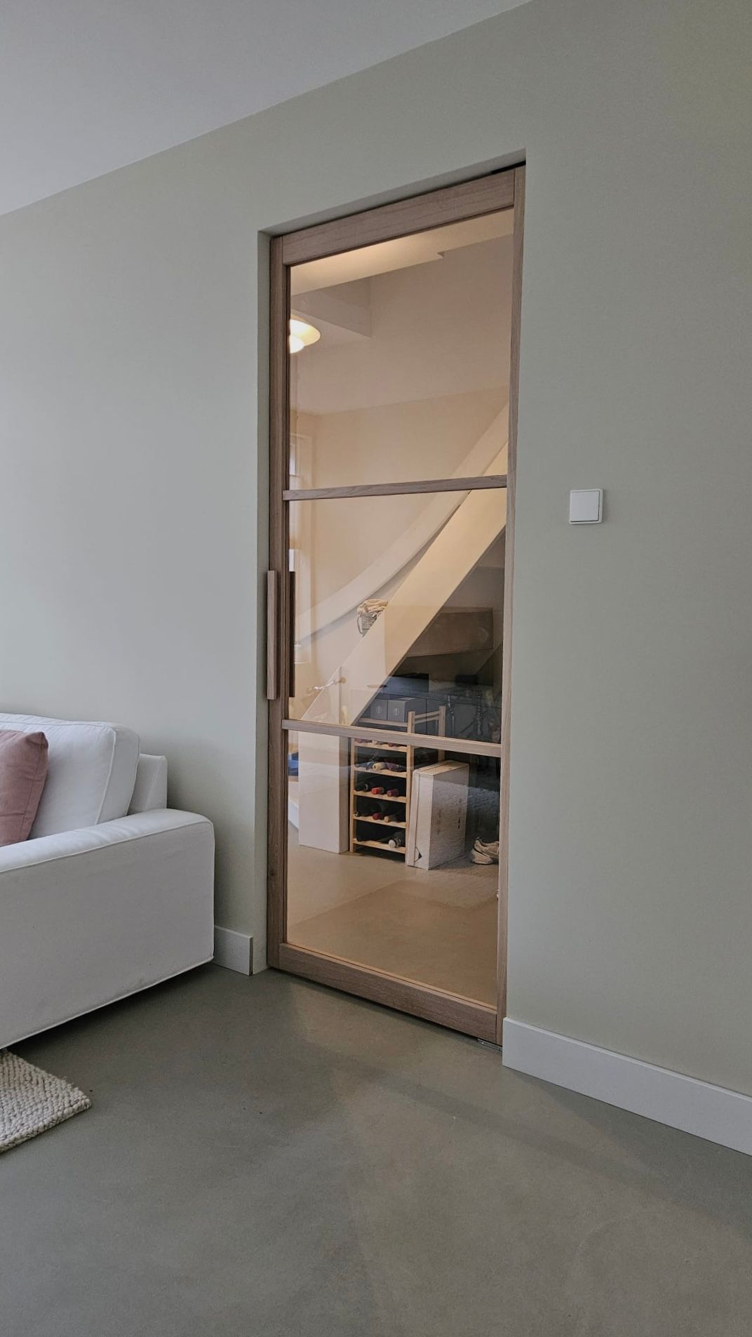 Eiken taatsdeur met helder glas in een 3-vlaks verdeling. Strak design en warme uitstraling door het lichte eiken.