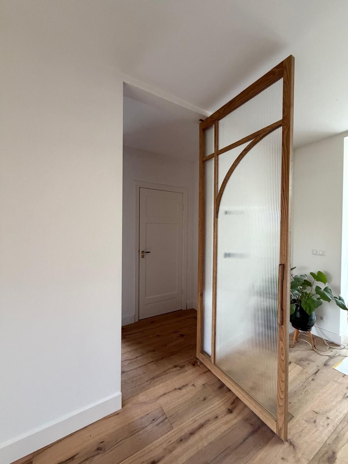 Massief houten taatsdeur met glas op maat gemaakt. Inclusief organische bogen en togen.