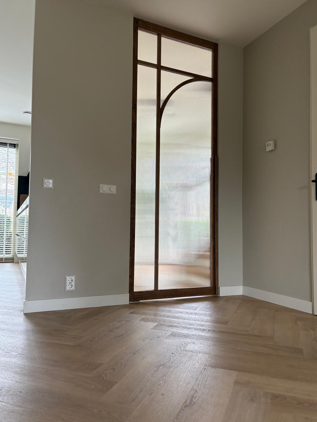 Eiken binnendeur met glas op maat gemaakt. Alle kleuren en glassoorten zijn mogelijk.