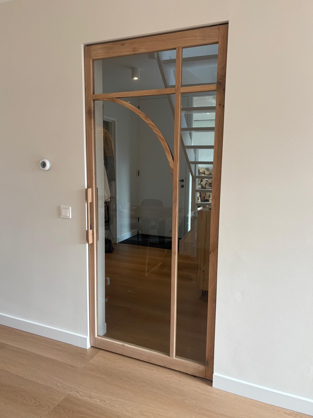 Eiken enkele taatsdeur met helder glas, vakkundig en perfect geplaatst.