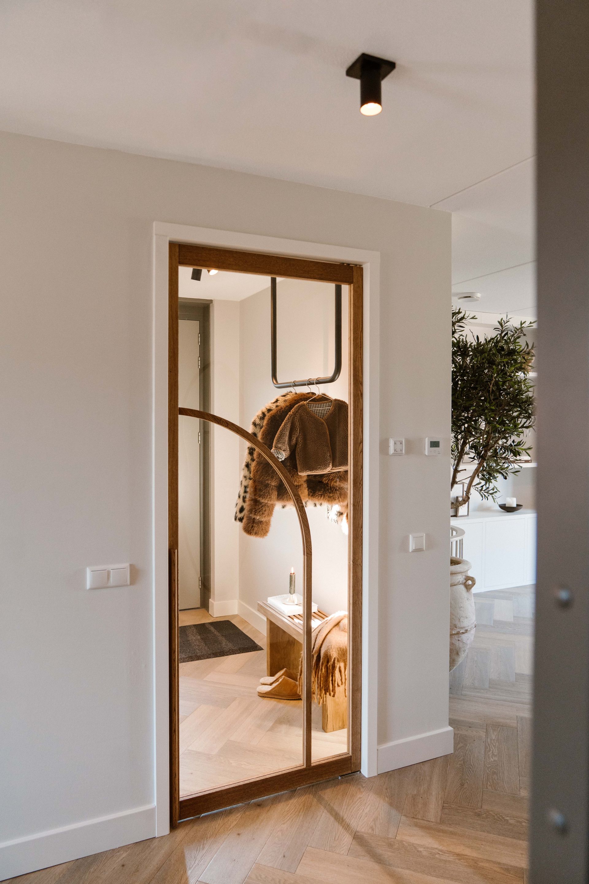 Eiken binnendeur met glas in bestaand kozijn. Speciale profielen om het bestaande kozijn weg te werken.