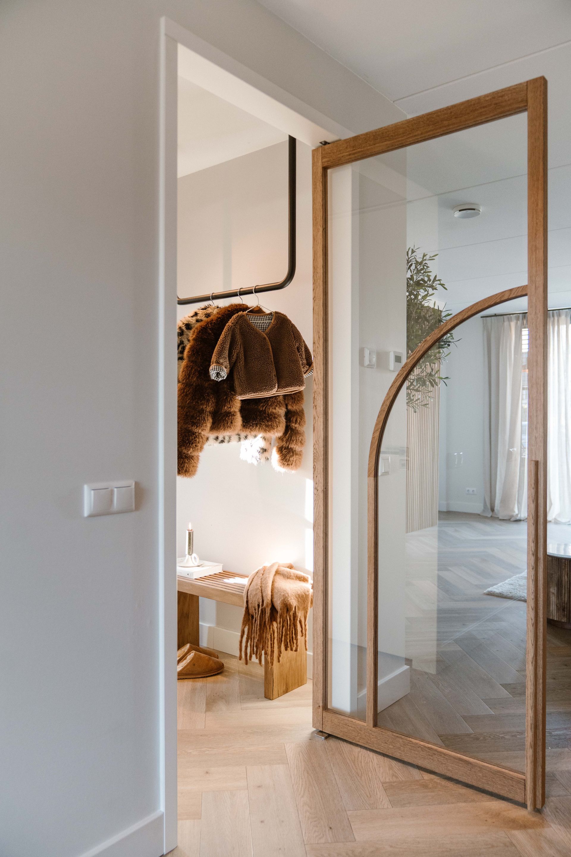 Eiken massieve houten taatsdeur in bestaand kozijn met speciale overzet-profielen zodat opdek-deuren vervangen kunnen worden.