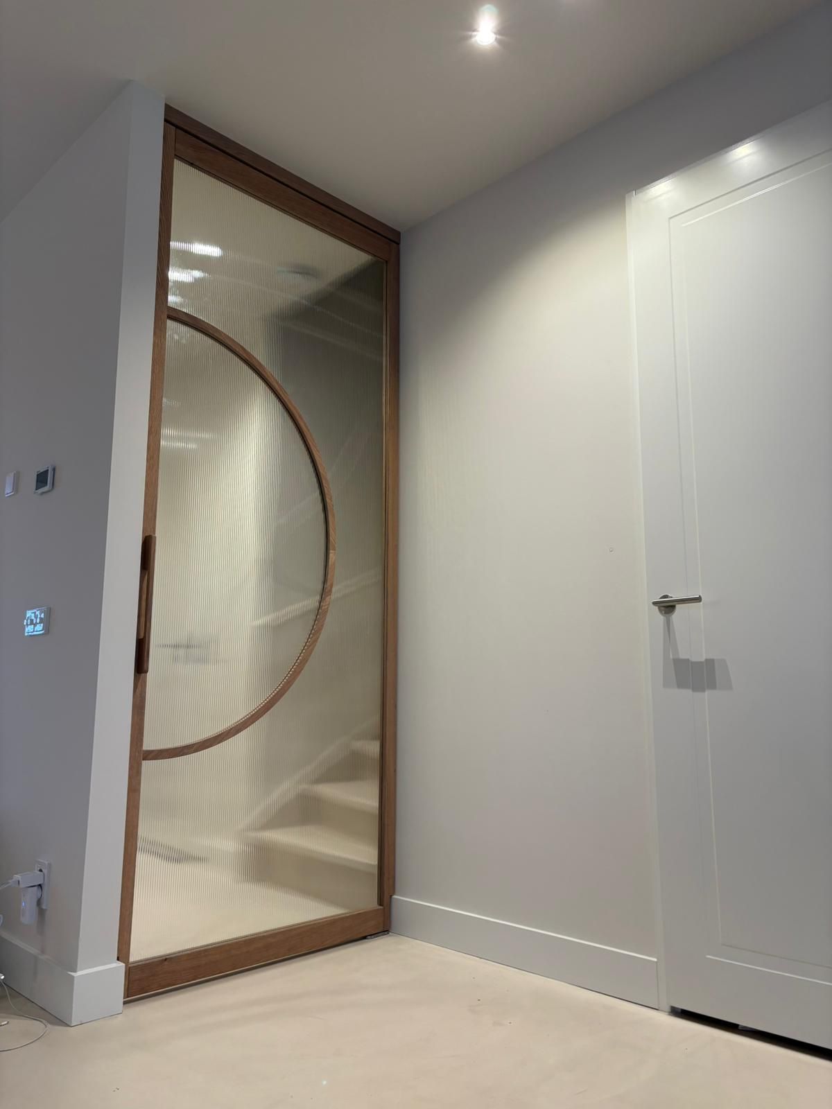 Eiken taatsdeur met ronde cirkel, voorzien van ribbelglas of canaléglas