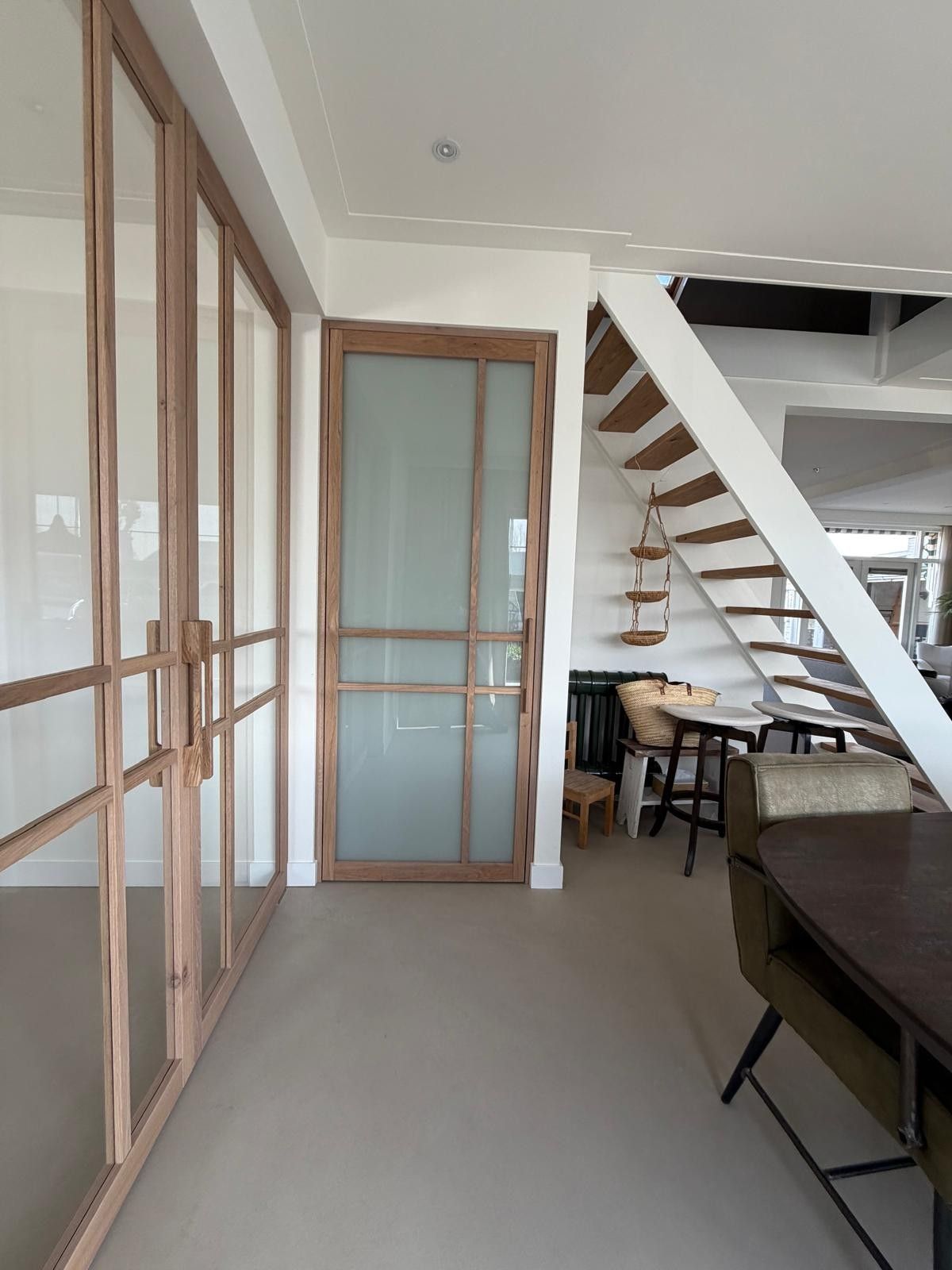 eiken taatsdeuren met glas in een strakke verdeling. Door het gebruik van mat-glas kunnen de deuren ook worden gebruikt als toiletdeuren.