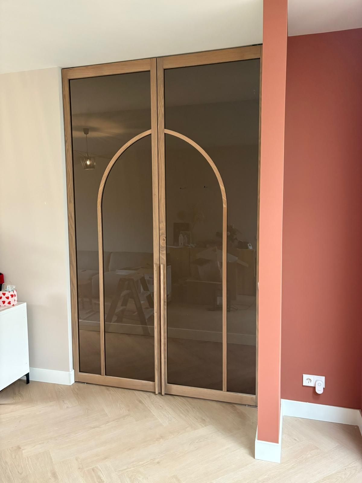 Maatwerk eiken taatsdeur met mat brons glas. Hierdoor blijft privacy behouden zonder afbreuk van de uitstraling.