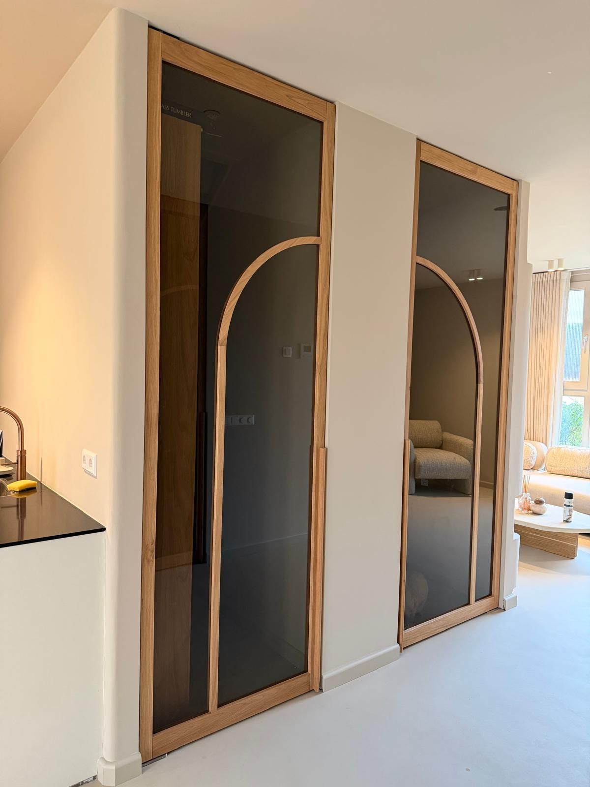 Massief eiken boogdeuren met brons getint glas of rookglas op maat gemaakt.