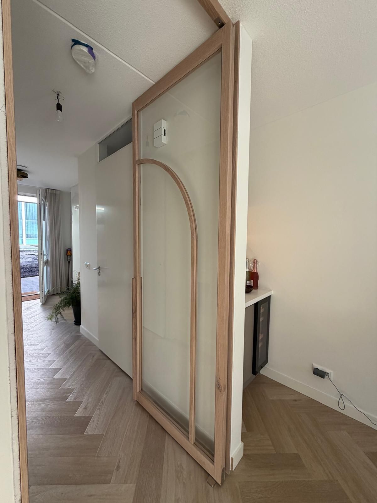 Massief houten taatsdeur met een boog. Uitgevoerd met helder veiligheidsglas