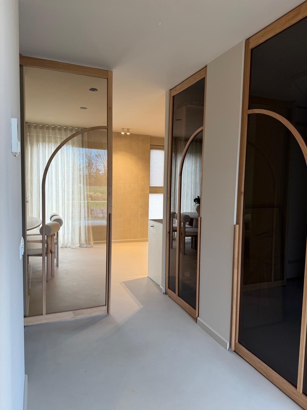 Eiken bogen in japandi interieur. Voorzien van brons getint glas of rookglas of smoked glas