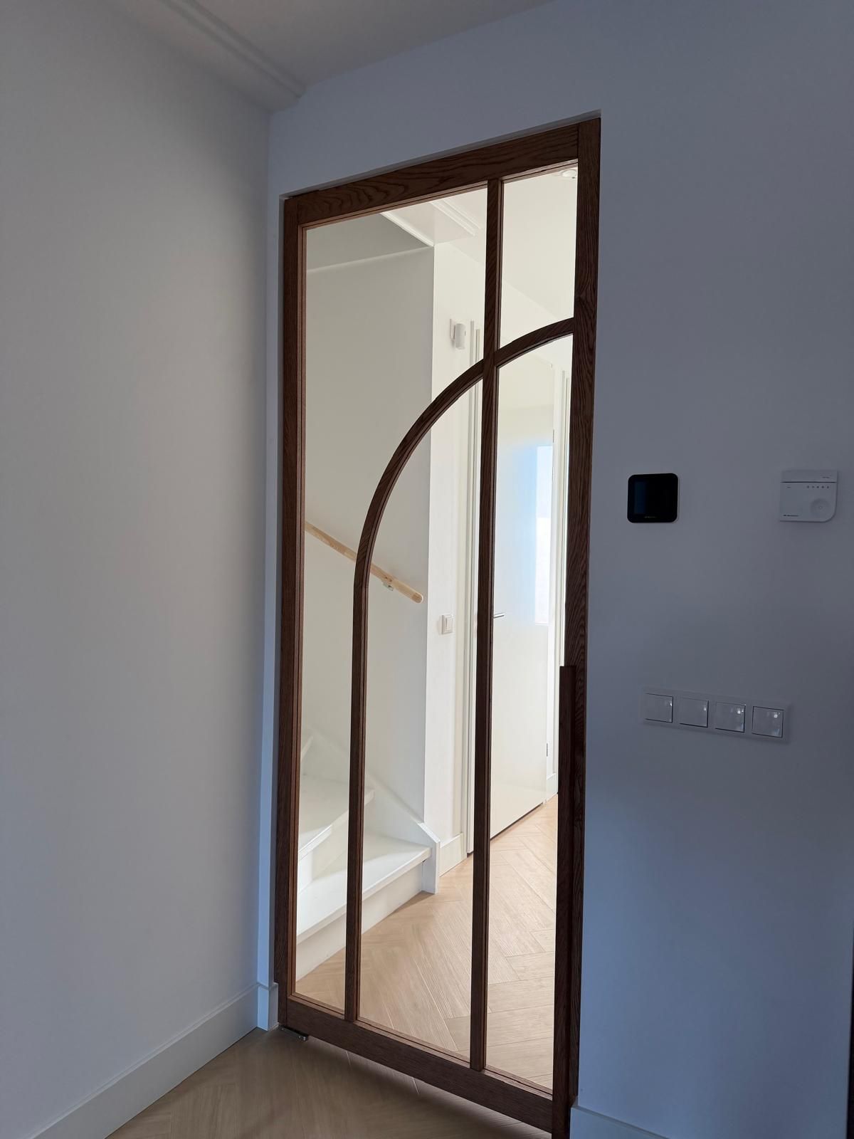 Eikenhouten binnendeur met glas, voorzien van boogstructuur