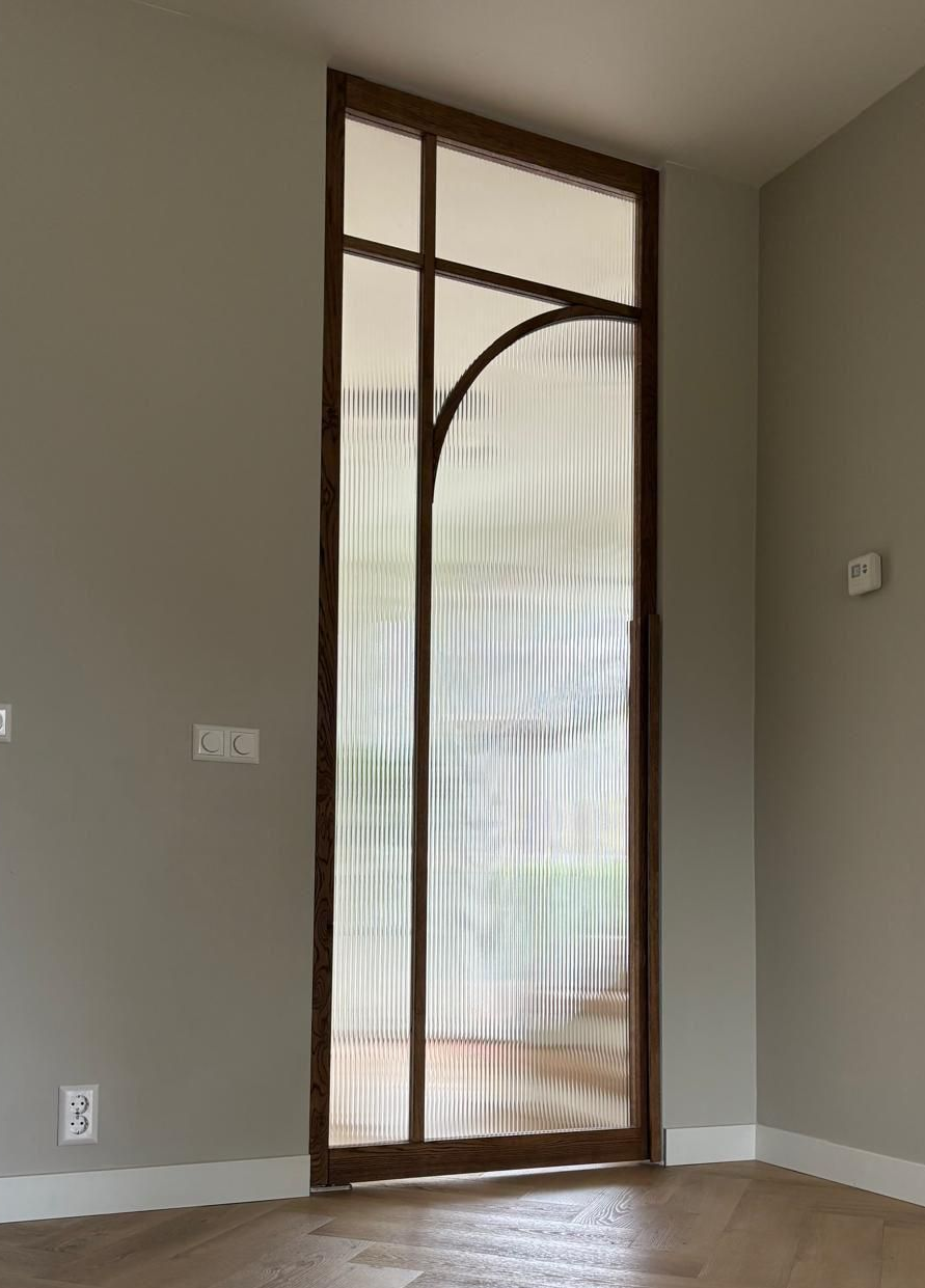 Eiken taatsdeur met glas in walnoot kleur. Uitgevoerd met helder ribbelglas of canaléglas