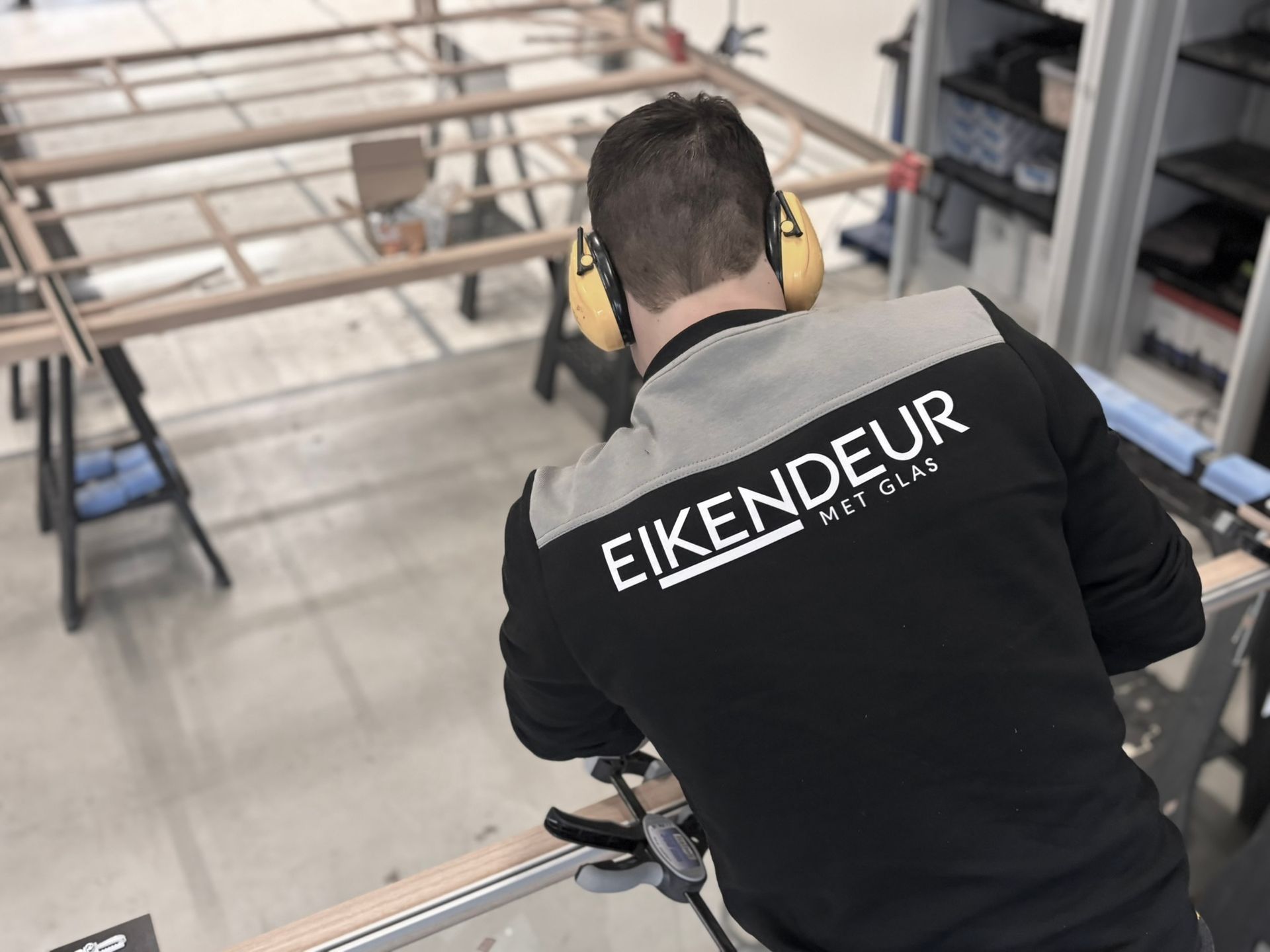 Productie van eiken binnendeuren met glas in eigen huis en geplaatst door vakkundige monteurs