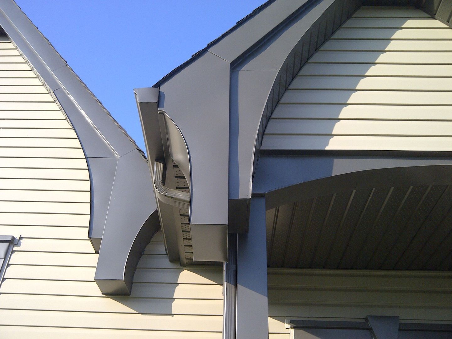 Une maison avec une gouttière sur le côté