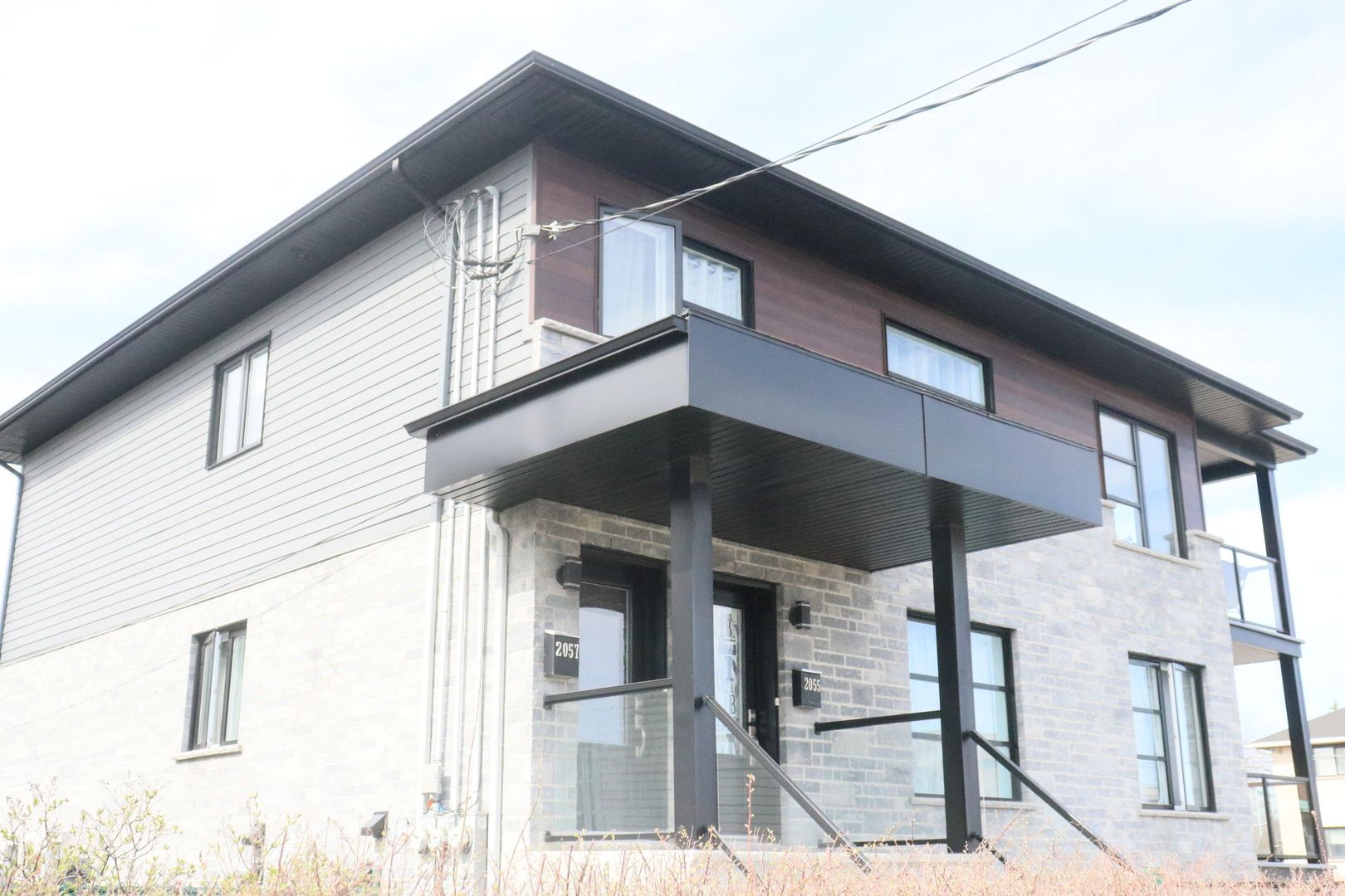 Une grande maison avec un balcon et beaucoup de fenêtres