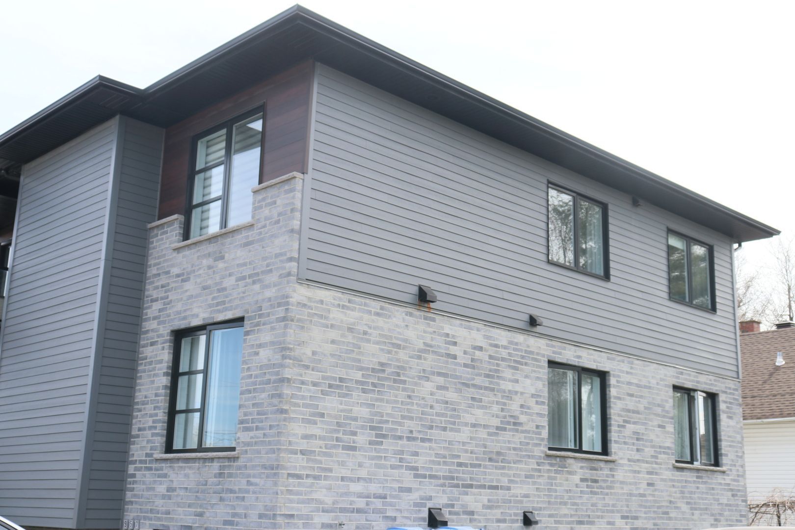 Un grand bâtiment en brique avec beaucoup de fenêtres et de revêtements.