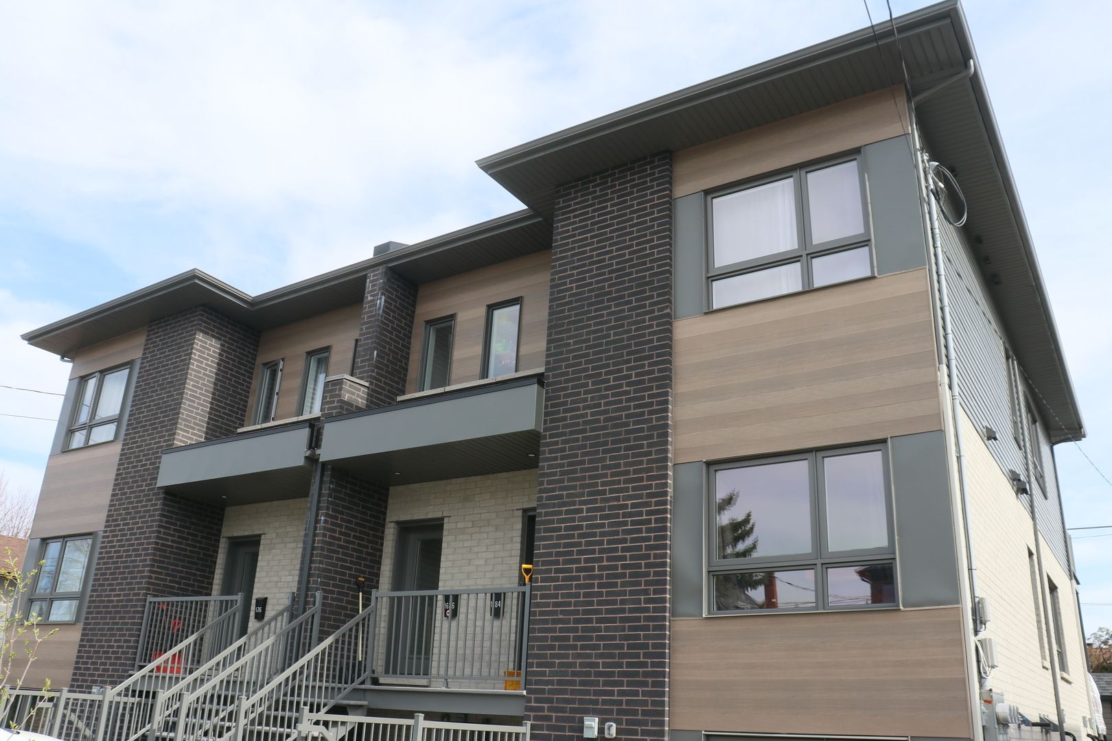 Un grand immeuble d'appartements avec beaucoup de fenêtres et d'escaliers.