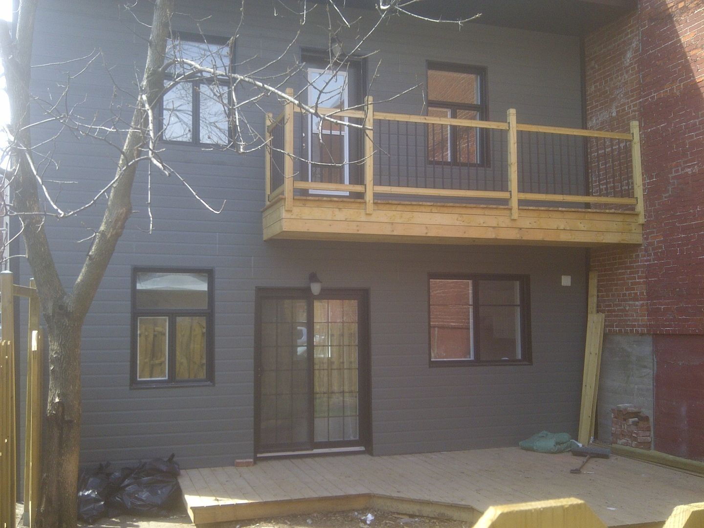 L'arrière d'une maison avec une terrasse en bois