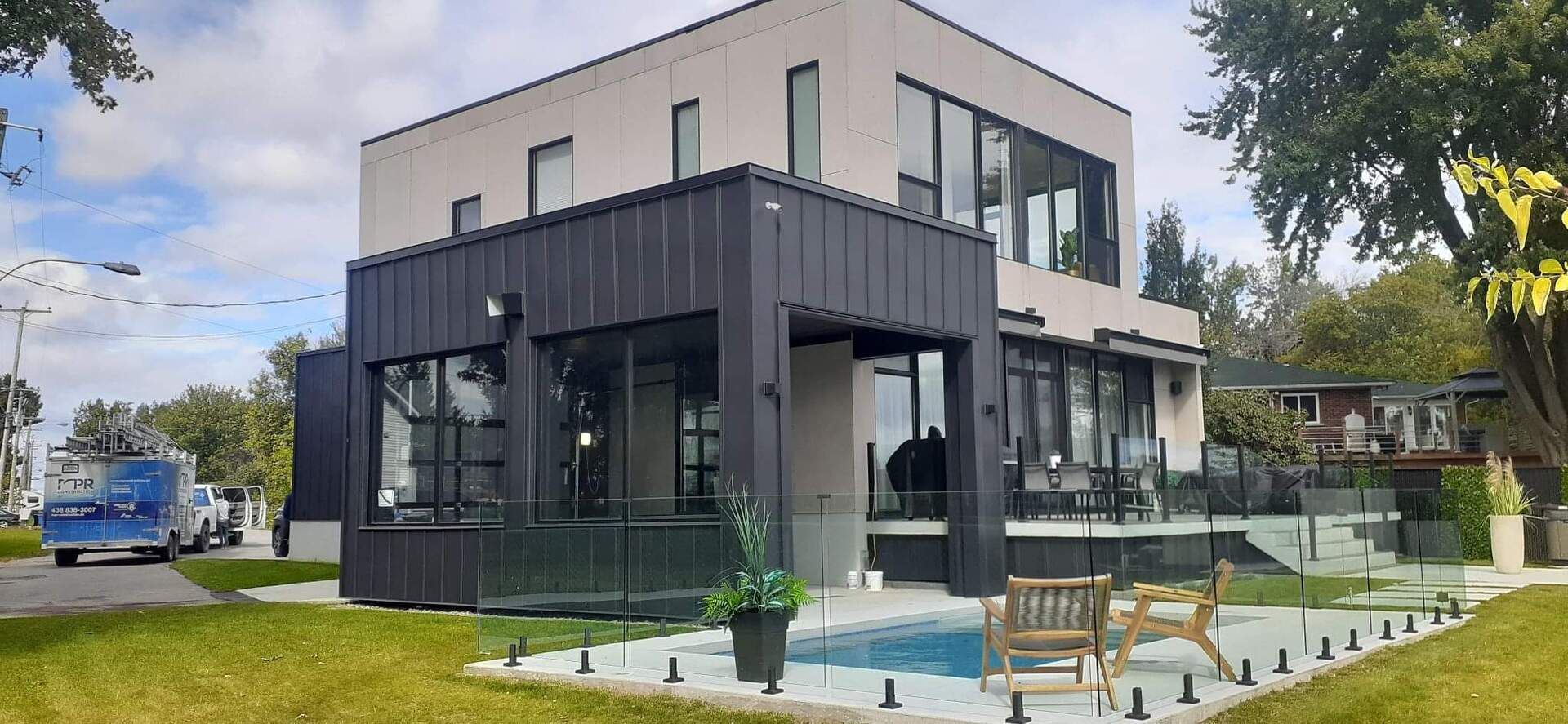 Une grande maison avec une piscine devant.