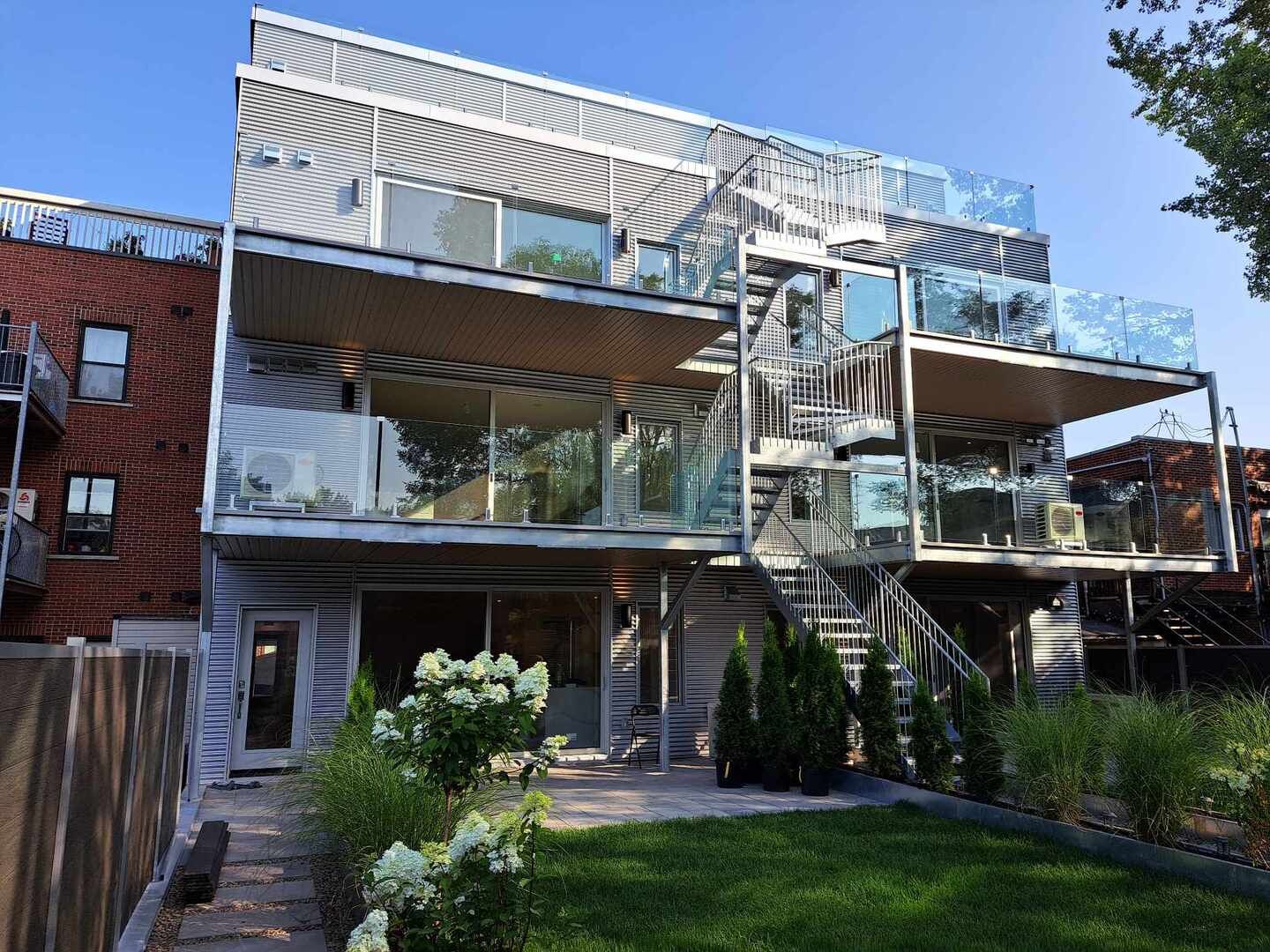 Une grande maison avec beaucoup de fenêtres et de balcons