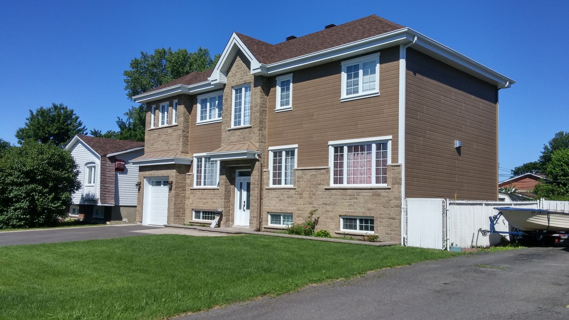 Une grande maison en briques avec beaucoup de fenêtres