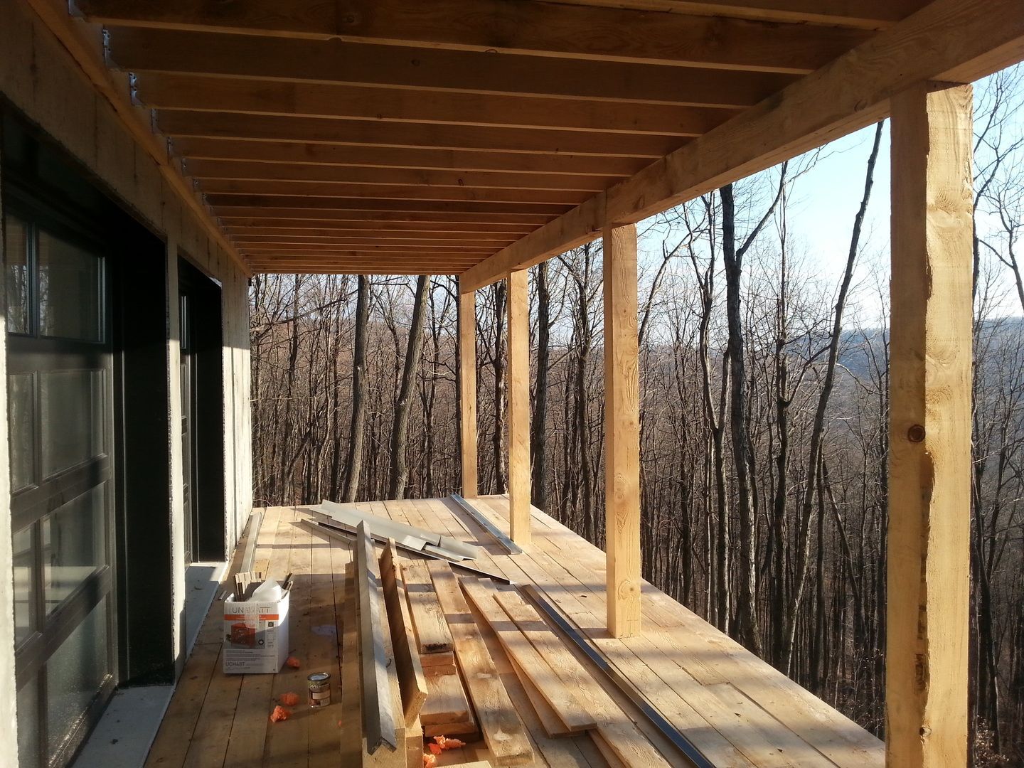 Un porche en bois avec vue sur les bois