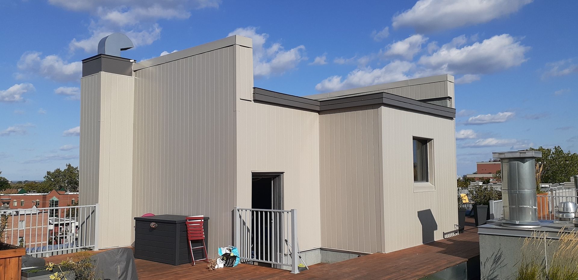 Un grand bâtiment blanc est en train d'être construit sur un toit.