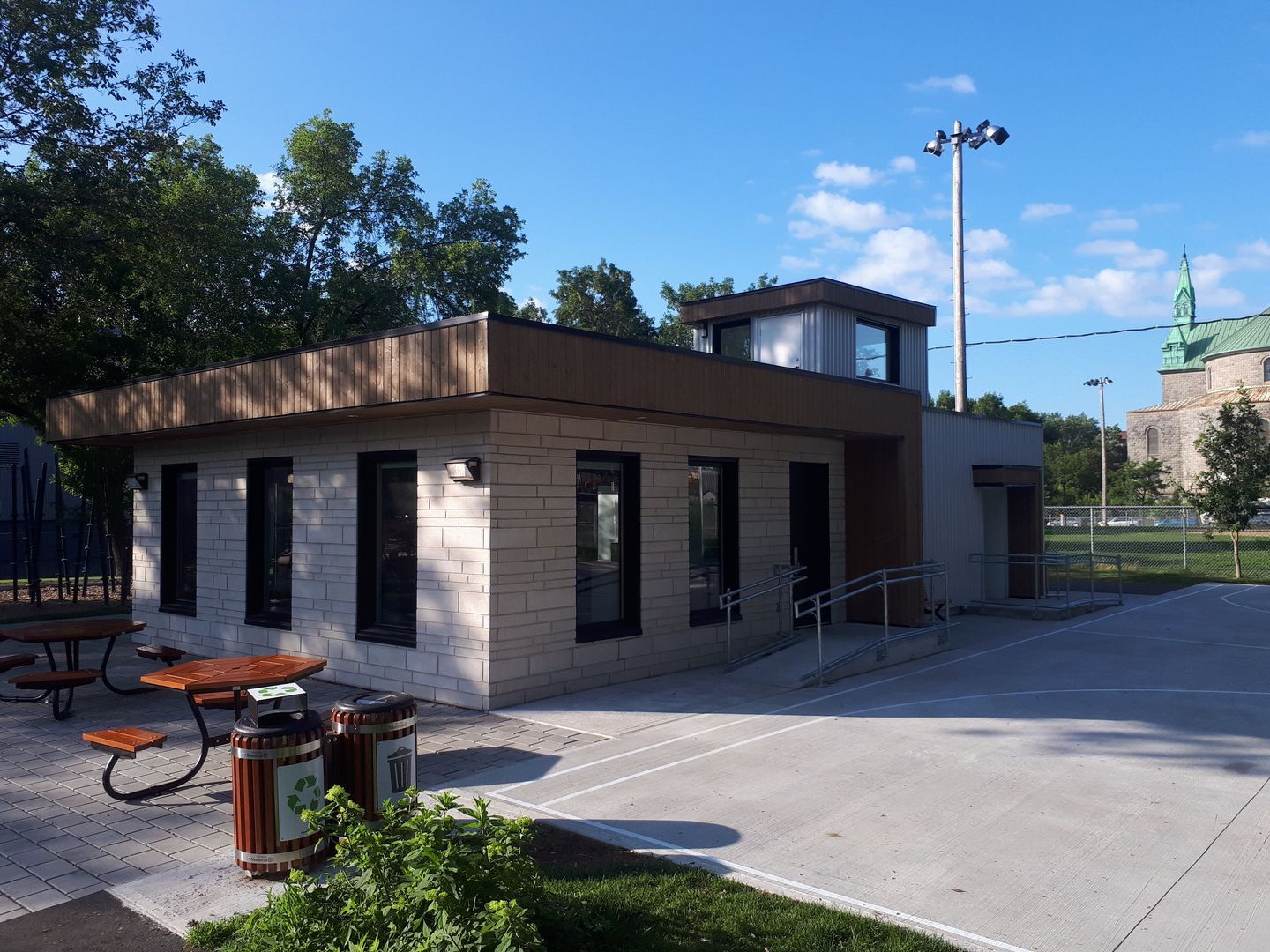 Un petit bâtiment avec une table de pique-nique devant