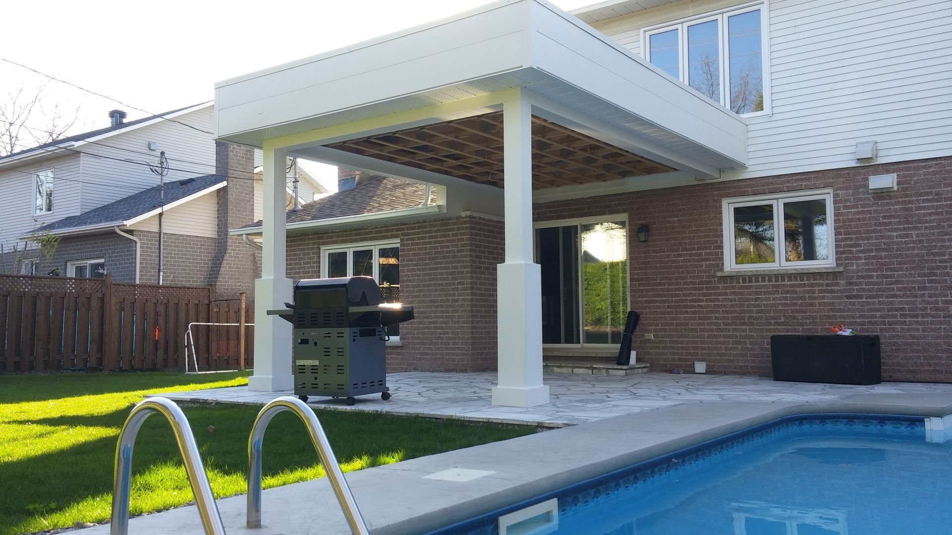 Il y a une piscine dans l'arrière-cour d'une maison.