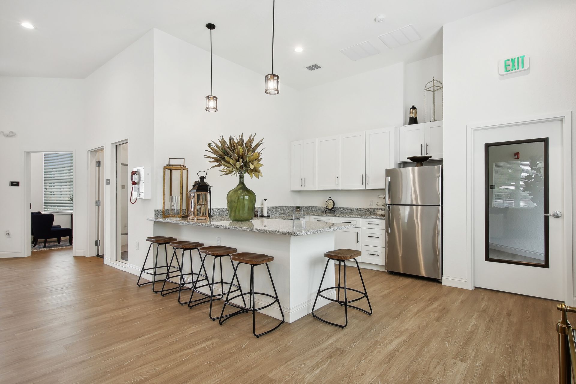 Photo of modern dining area, click here to view Amenities