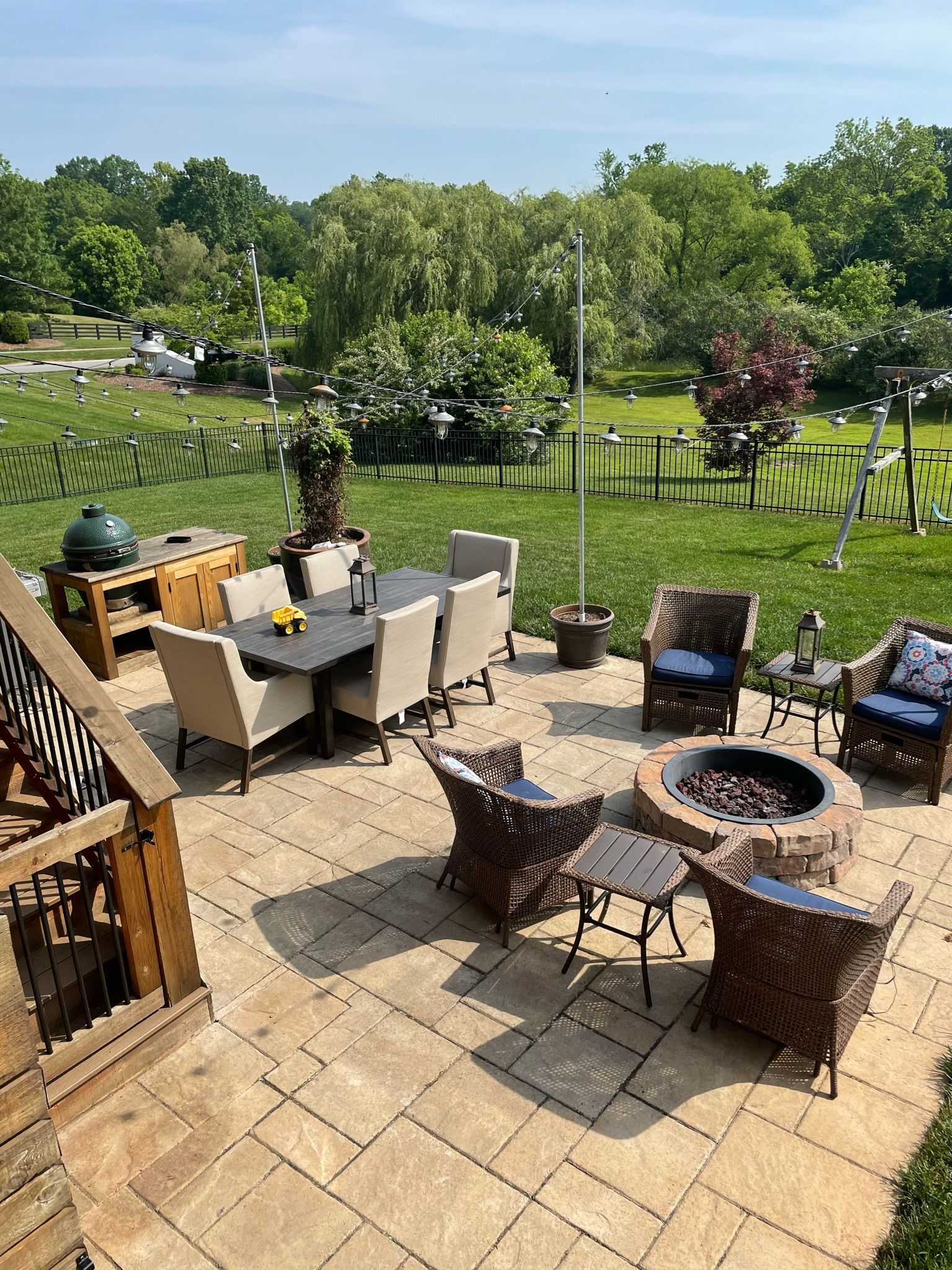 there is a fire pit in the middle of the patio