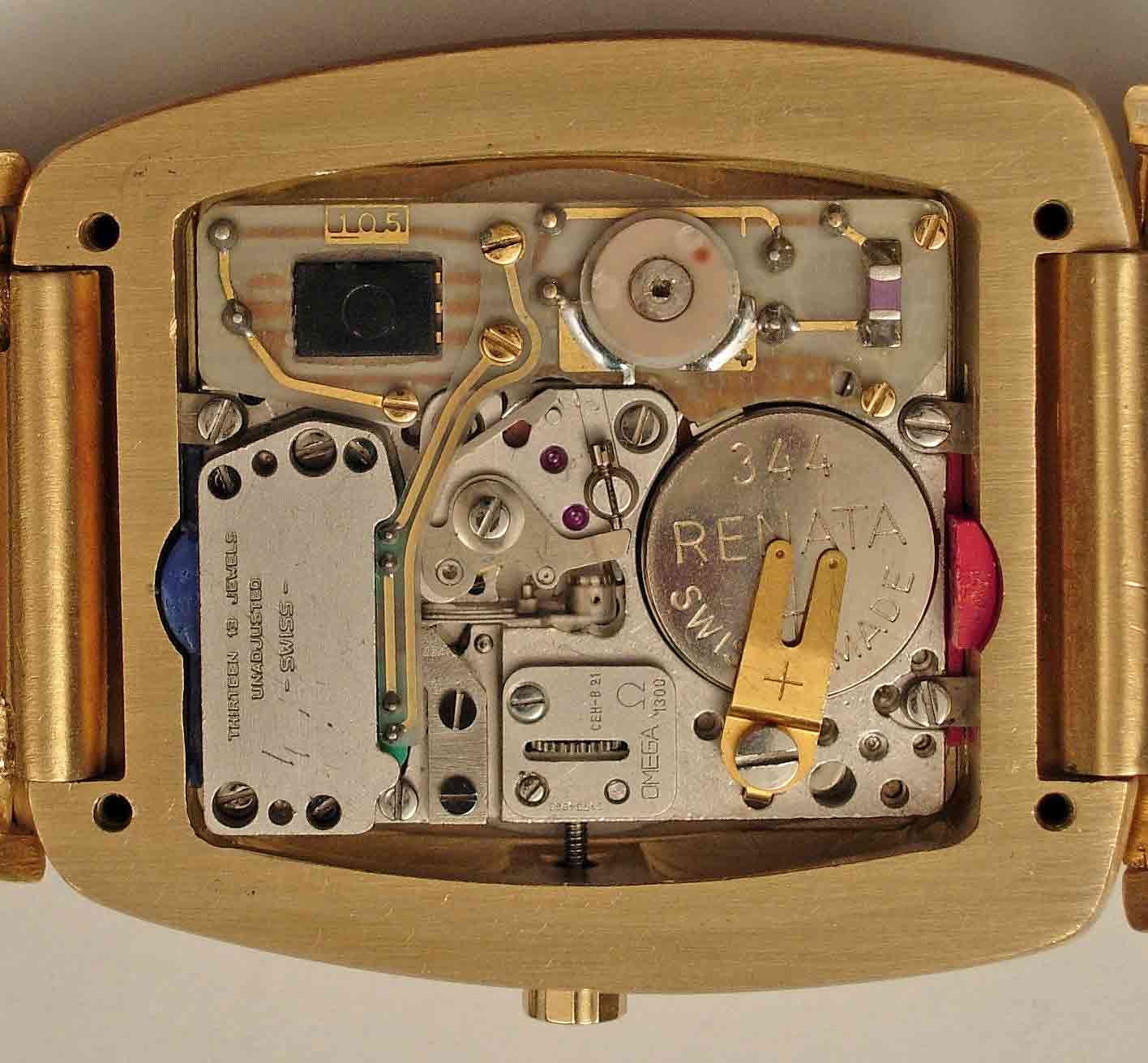Снизу часы. Seiko Quartz 1970 Beta 21. Часы 1430 Омега. Часы на микромоторах. Часы Камертон 55.