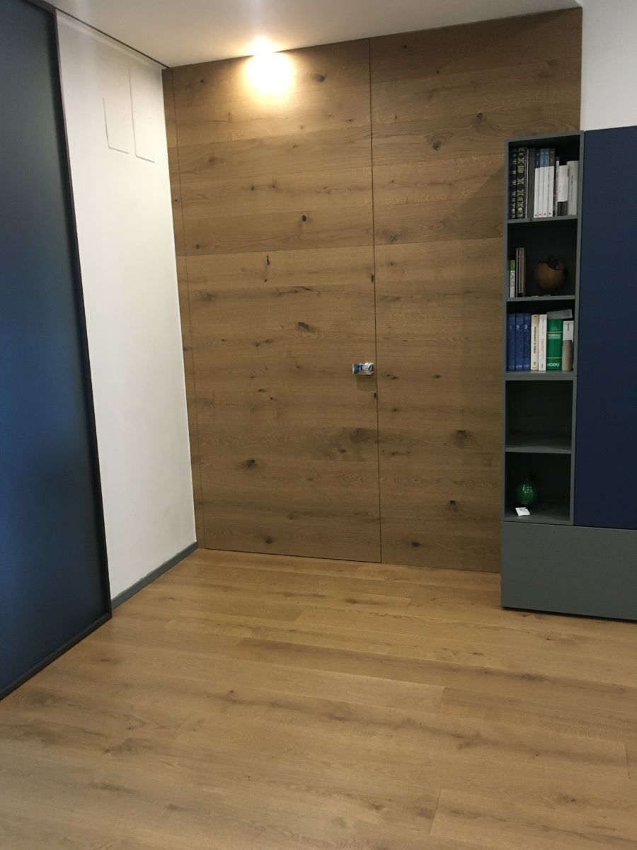 armadio con ante in legno