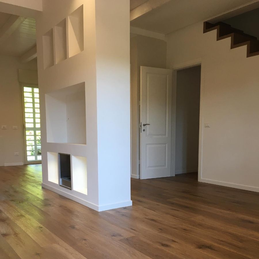 casa con pavimenti in legno massello