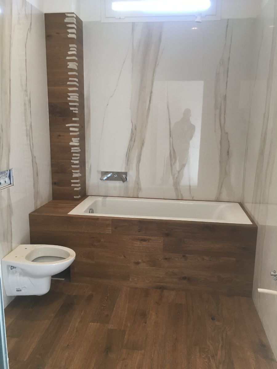 bagno con vasca rivestita in legno