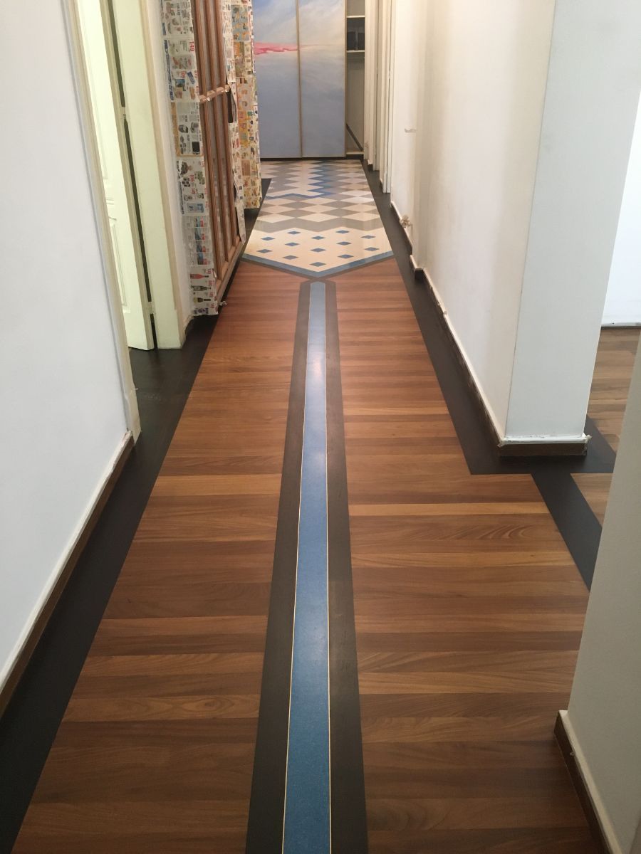 pavimento con inserti in legno