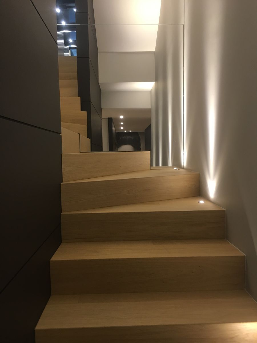 scalini rivestiti in legno color noce