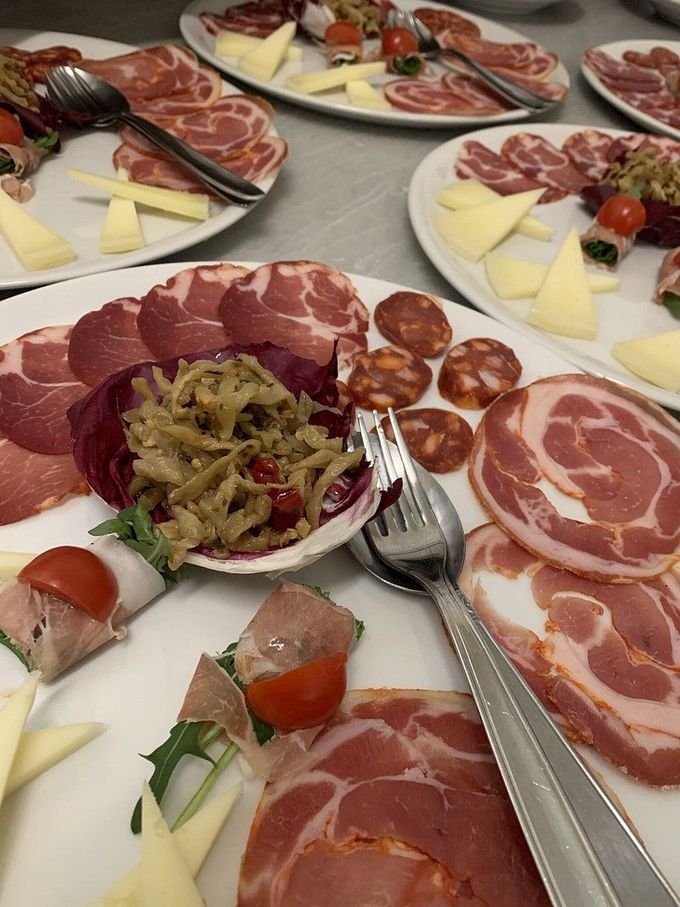 Antipasto calabrese con specialità locali servito su tavolo rustico.