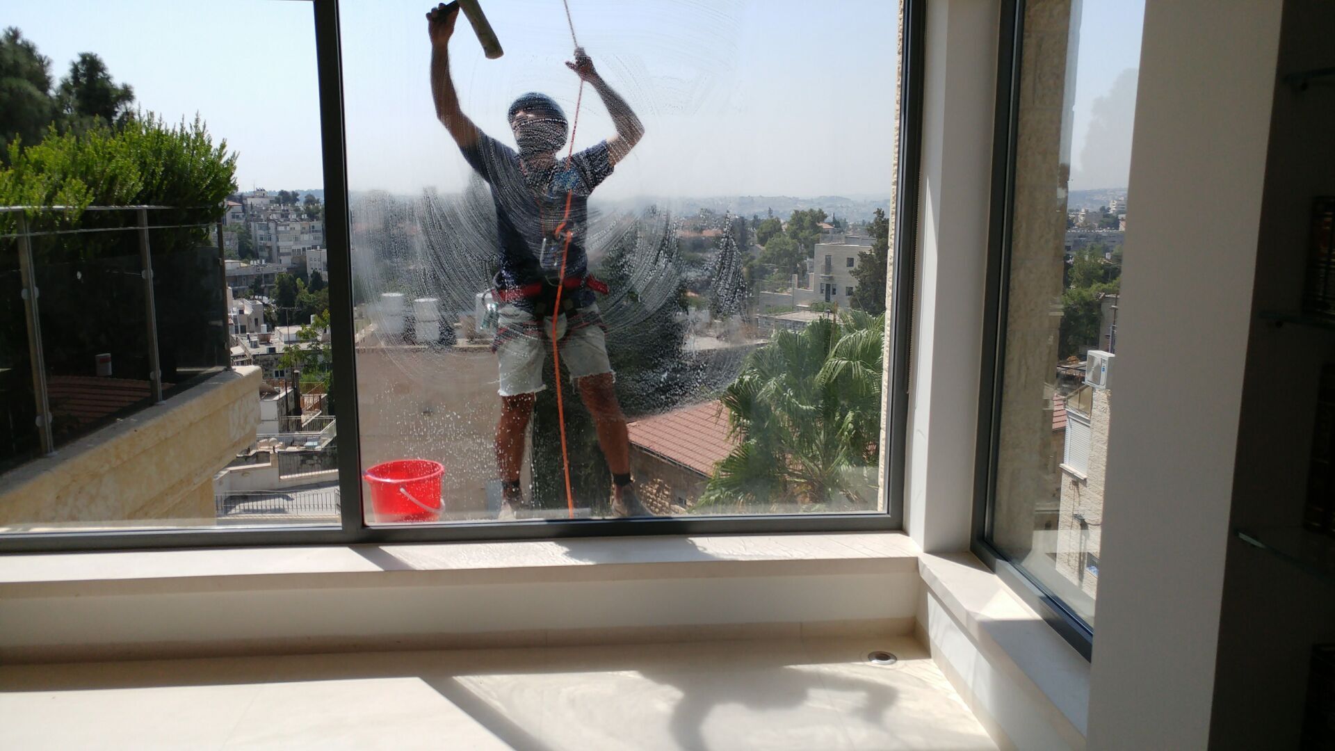 גולש סנפלינג בעבודת ניקוי חלונות