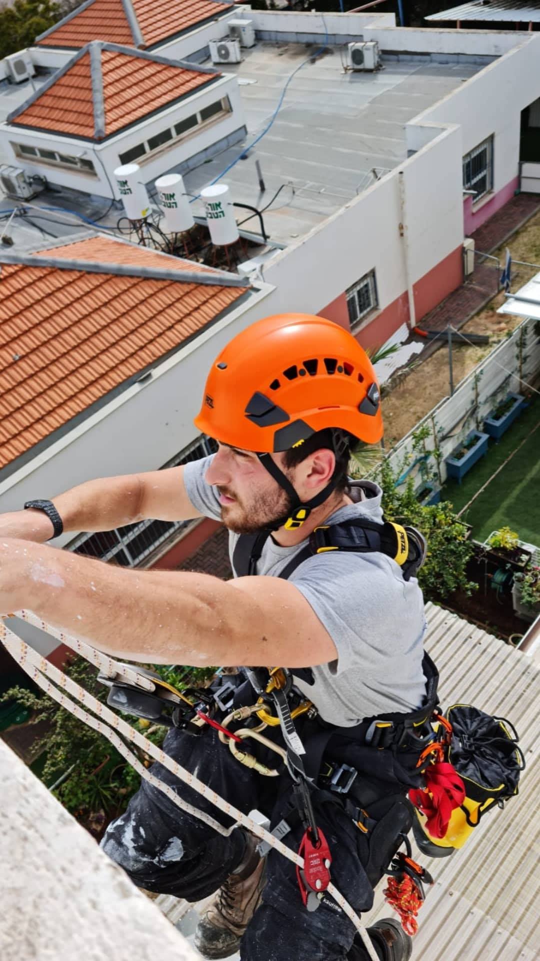 גולש סנפלינג בביצוע עבודת צבע חוץ בגובה 