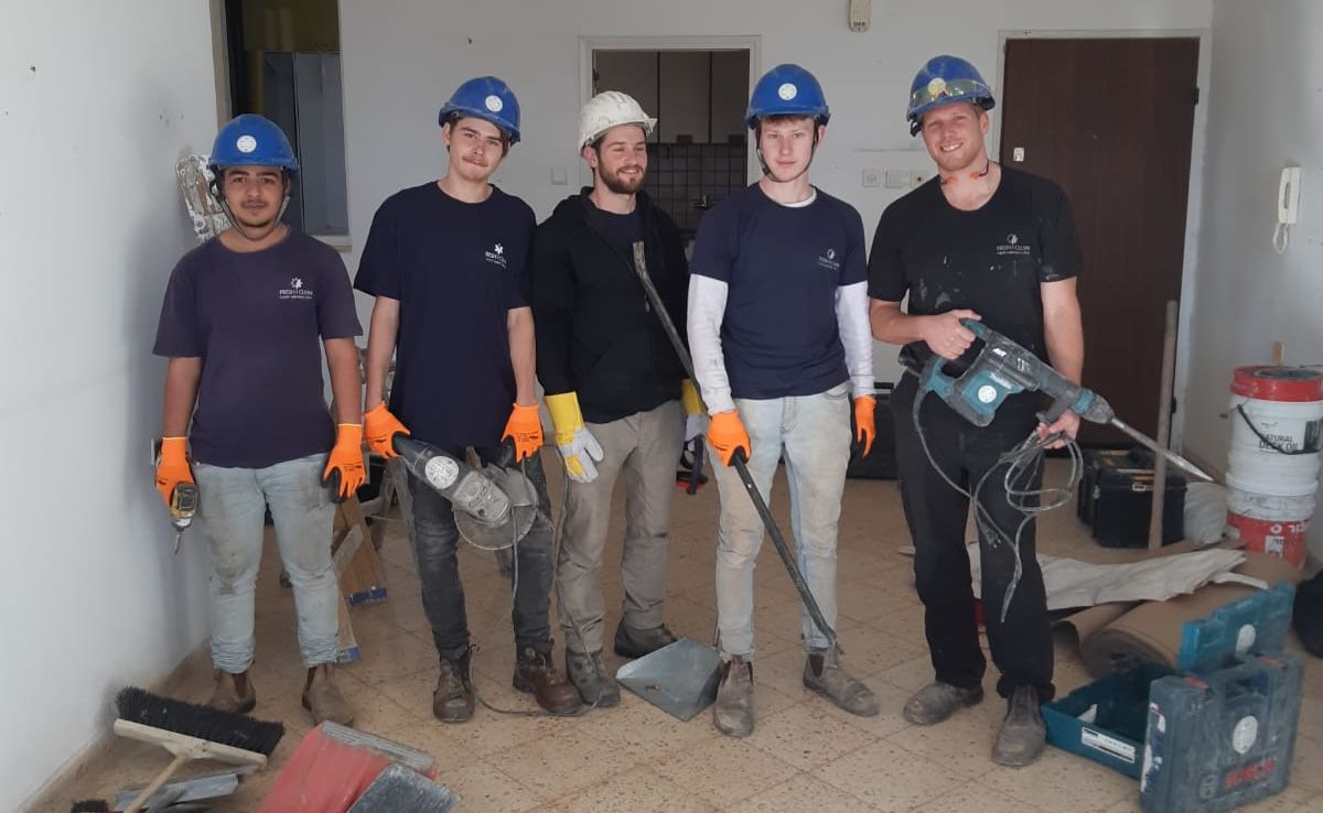 הצוות בעבודות שיקום