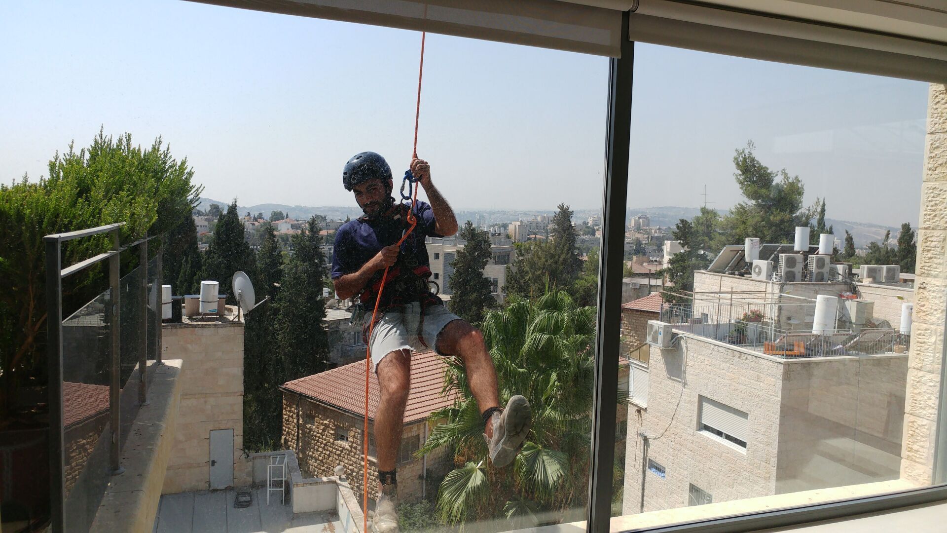 גלישת סנפלינג לביצוע עבודות ניקוי חלונות בגובה 