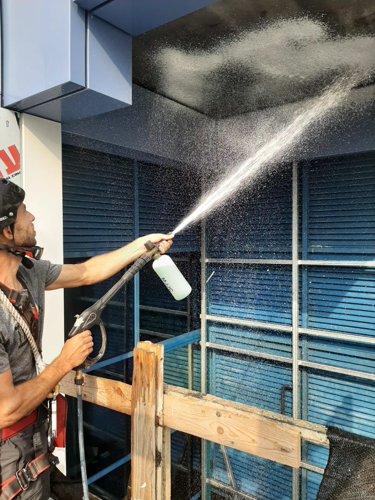 הצוות של פרש בביצוע ניקיון חלונות בגובה