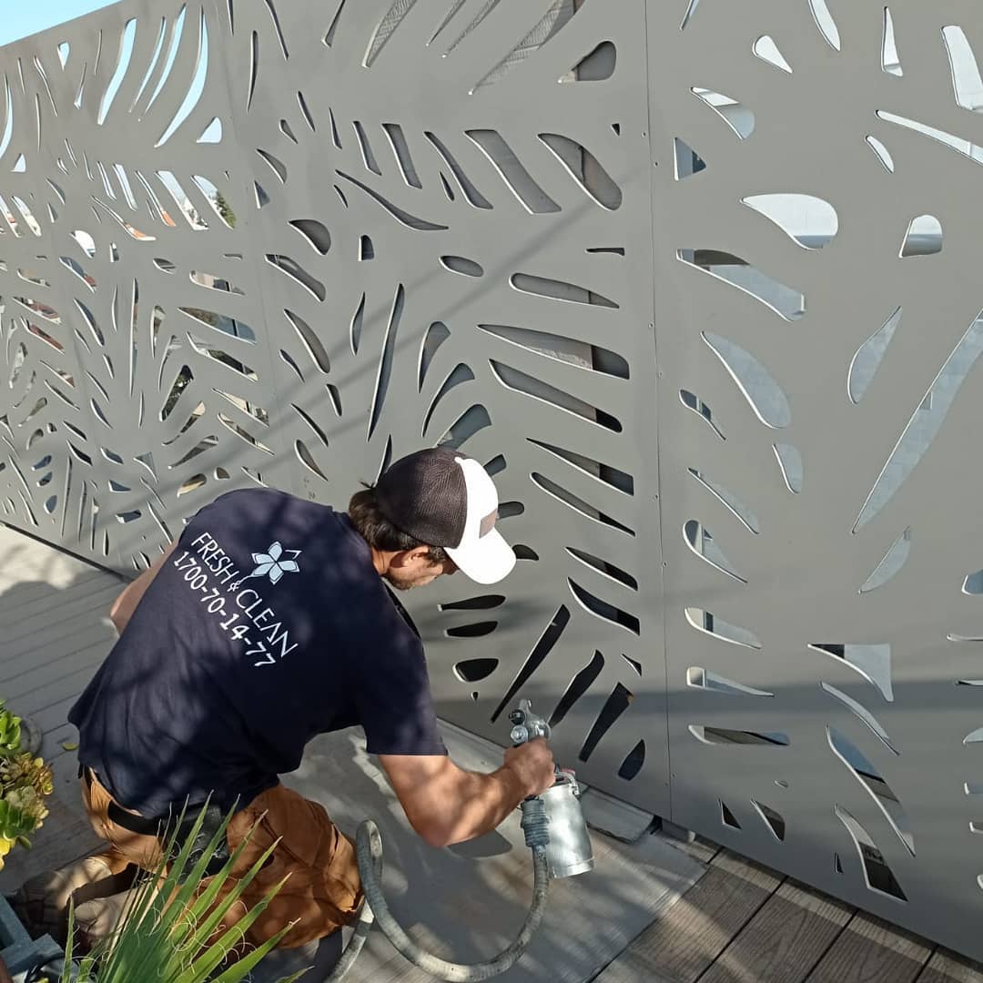 צביעת שער מתכת בהתזה