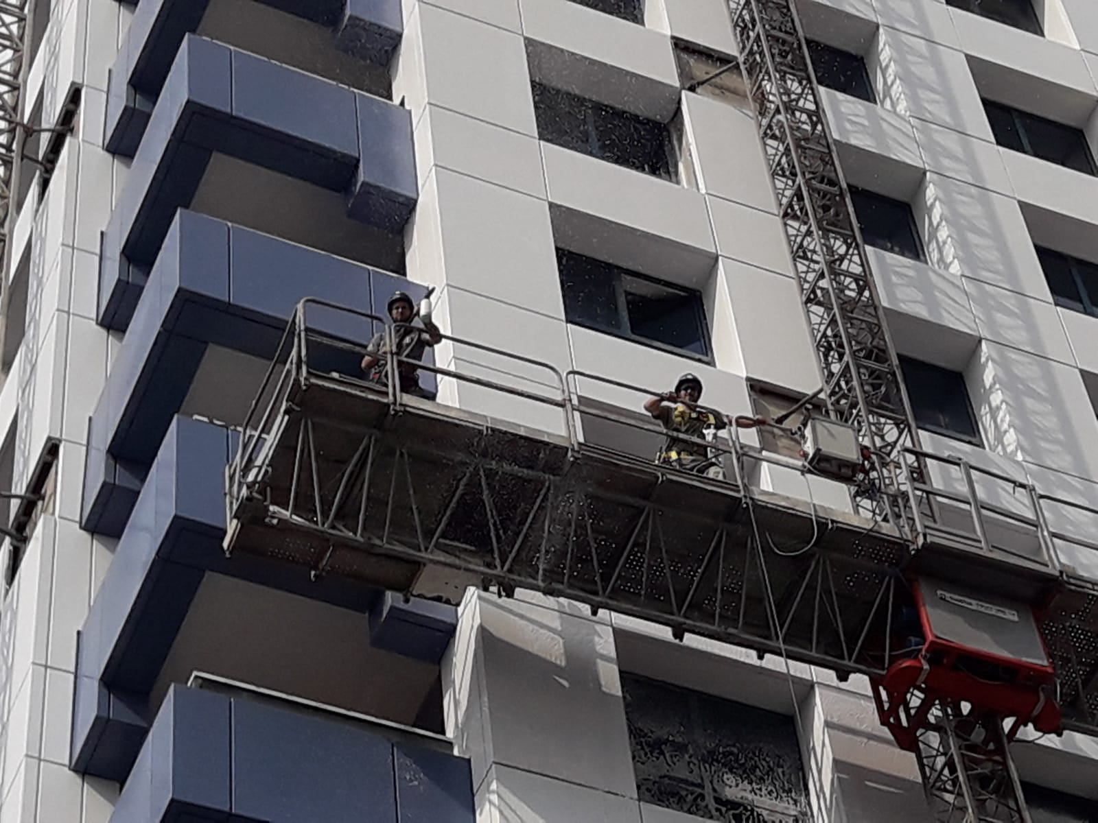 ניקוי חלונות וחזיתות בגובה